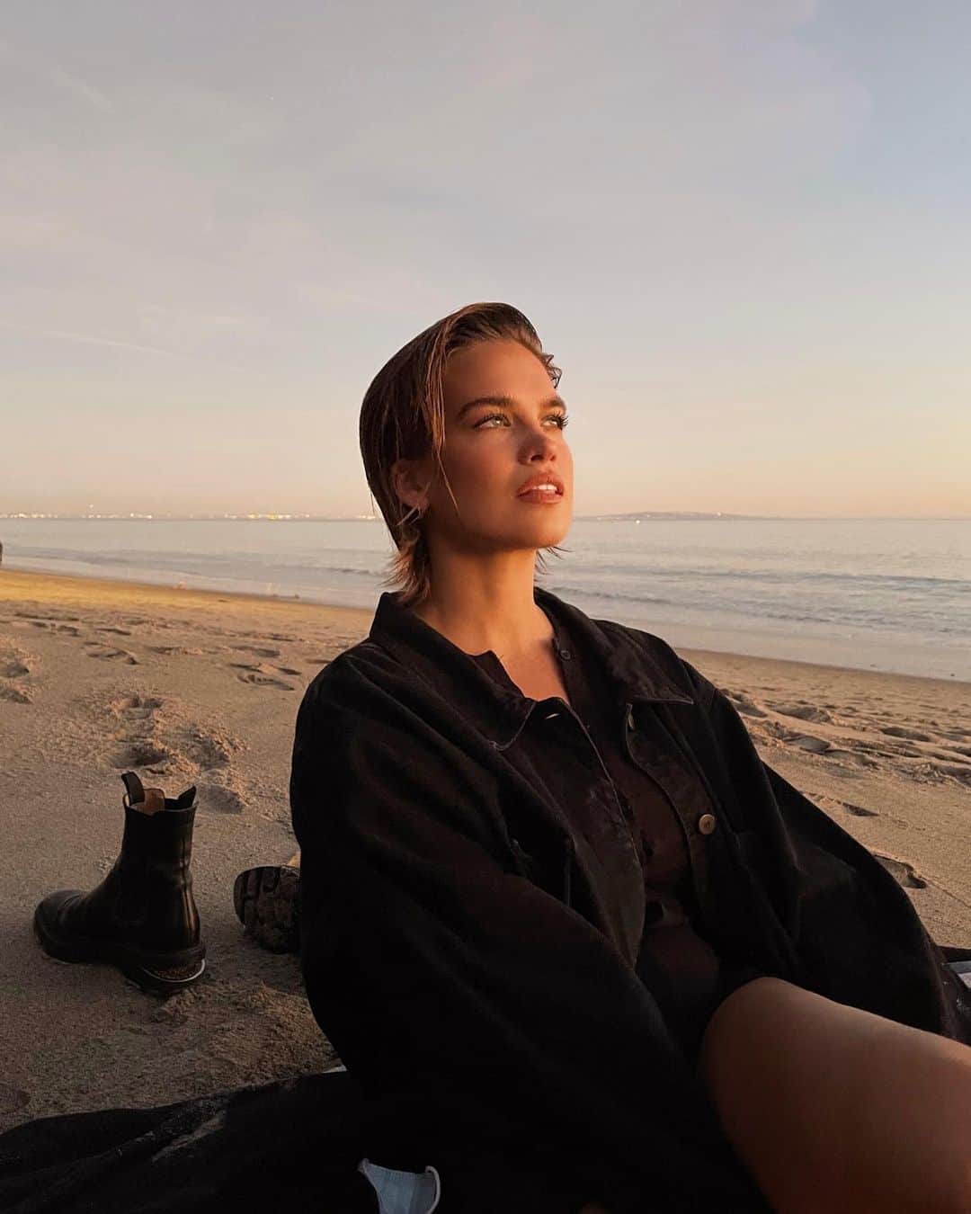ストーミ・ヘンレイのインスタグラム：「Impromptu beach sunset picnic was real nice 🌅」