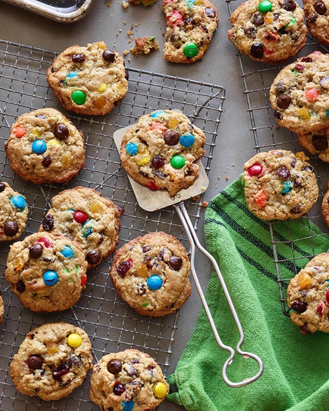 Gaby Dalkinのインスタグラム：「Just over here living on a steady diet of my dads Kitchen Sink Cookies and baby snuggles. wouldn’t want it any other way 🤍 https://whatsgabycooking.com/dads-kitchen-sink-cookies-recipe/」