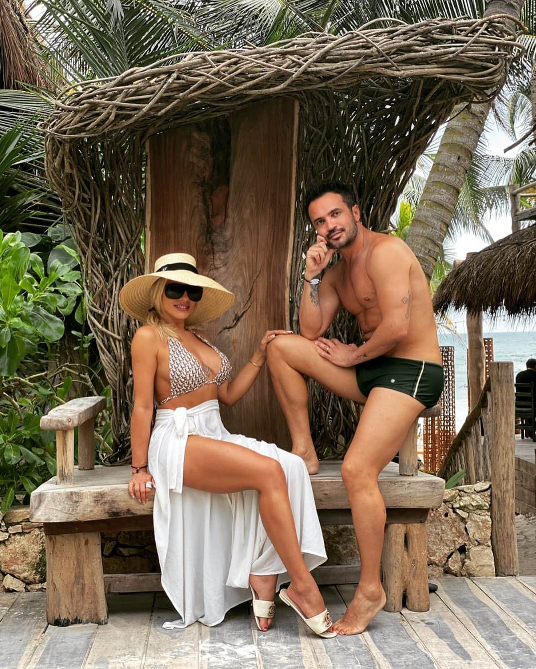 アレッサンドロ・ローザ・ヴィエイラのインスタグラム：「“Meu melhor amigo é o meu amor...” ❤️ @lilifariav ❤️ - Hotel @ahautulum 🏖-  Vou reagir a todos comentários ✅」