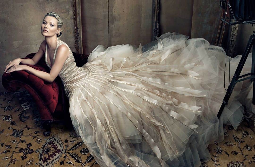 Vogueさんのインスタグラム写真 - (VogueInstagram)「Happy Birthday, Kate Moss! Comment with your favorite Kate runway moment below.  Photographed by @annieleibovitz, Vogue, May 2009.」1月17日 4時35分 - voguemagazine
