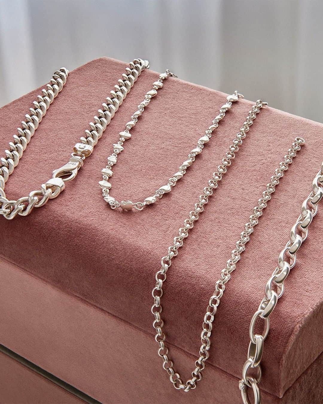 トウスのインスタグラム：「Silver essentials. The elegance of simplicity. #StayTender #TOUSJewelry #TOUSLovers」