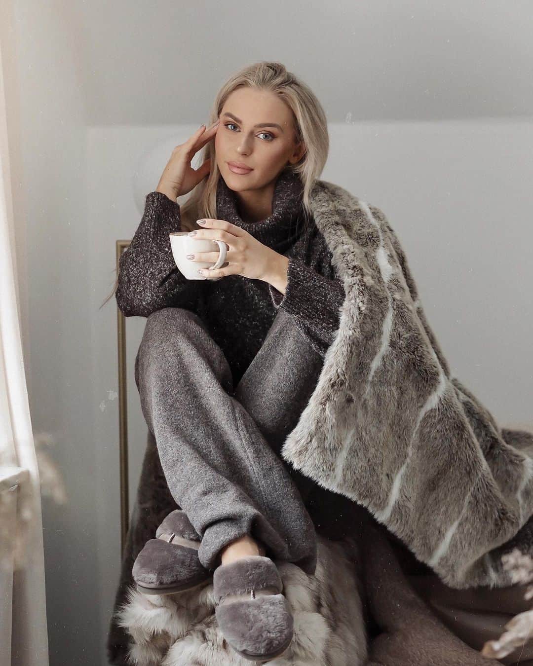 Anna Nyströmさんのインスタグラム写真 - (Anna NyströmInstagram)「After yesterdays ice bath, today is all about staying warm and cozy! 🐻 Ugg slippers from @mybudapestercom 🤎  Code ‘ANNA_INSTA10’ to get 10% off」1月17日 4時36分 - annanystrom