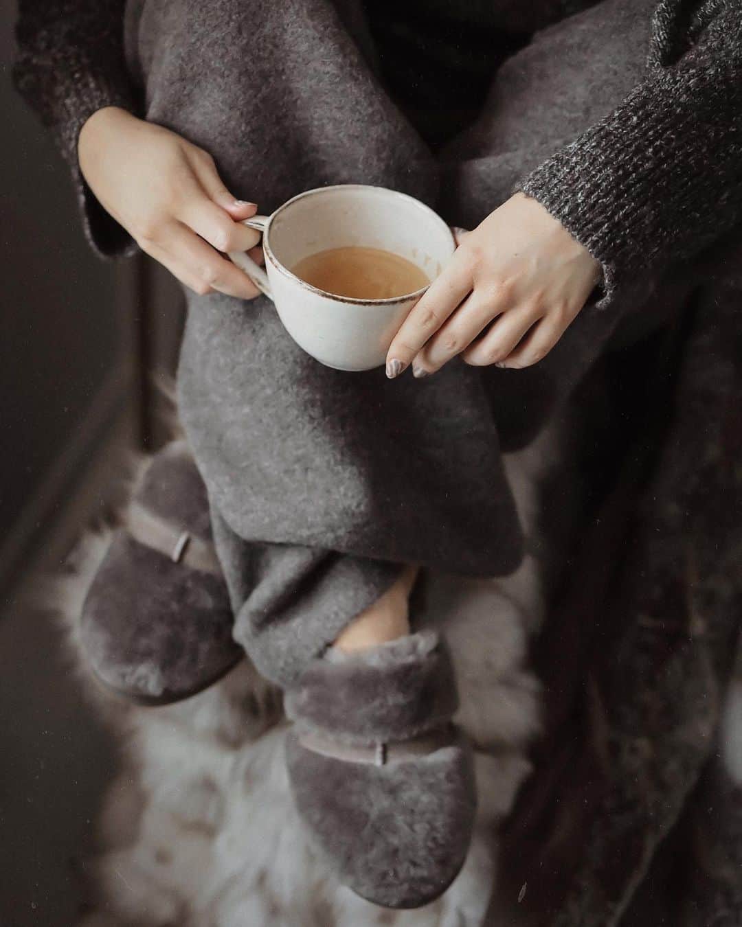 Anna Nyströmのインスタグラム：「After yesterdays ice bath, today is all about staying warm and cozy! 🐻 Ugg slippers from @mybudapestercom 🤎  Code ‘ANNA_INSTA10’ to get 10% off」