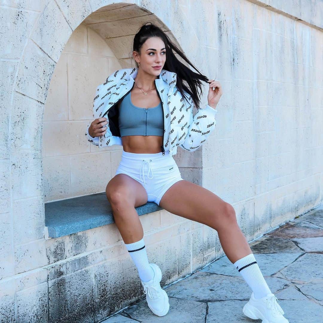 のインスタグラム：「Never thought I’d say it but... this new @boandtee puffer jacket is making me look forward to winter ❄️ Please note, I hate the cold but the cold is not an issue when you’re a fashionable marshmallow 😂💁‍♀️   Wearing @boandtee errrythang from their new Below Zero collection 😍 #TeamBoandTee」