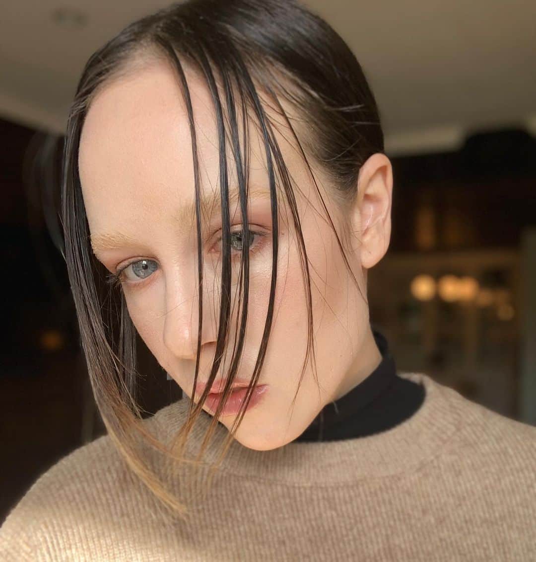 アリー・エックスのインスタグラム：「Saturday selfies. 🤓」