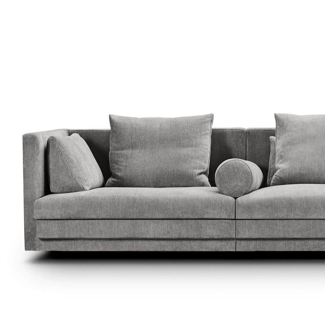 のインスタグラム：「The seat cushions feature Eilersen's renowned down top, which ensures both firmness and softness at the same time.⁠⠀ •⁠⠀ •⁠⠀ •⁠⠀ #eilersen #cocoon #eilersenfurniture #myeilersen #interiordesign #homedecor #sofa #danishdesign #inredning #finahem #interiorlovers #interiordesign #modernliving #minimalism #nordiskehjem #nordicinspiration #nordicliving #craftsmanship #luxurylifestyle #boligindretning #designinterior #livingroominspo #boliginspiration #softminimalism #hemindredning #schönerwohnen #nordicminimalism」