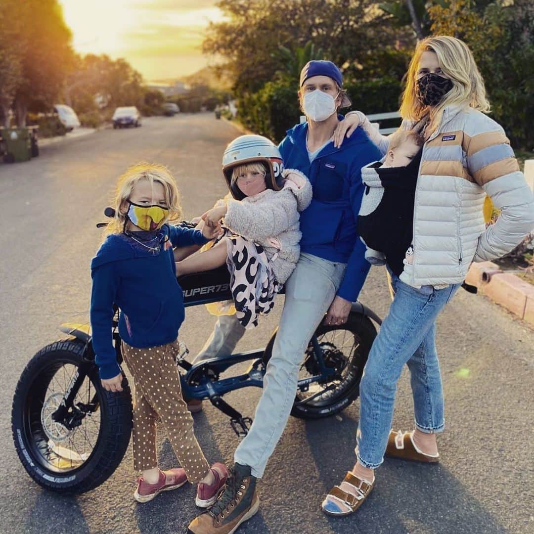 エリック・クリスチャン・オルセンのインスタグラム：「When the tunnel is long but you see the light coming. 2021 we got MF'in plans for you. #squad #powerthrough #leadwithlove」