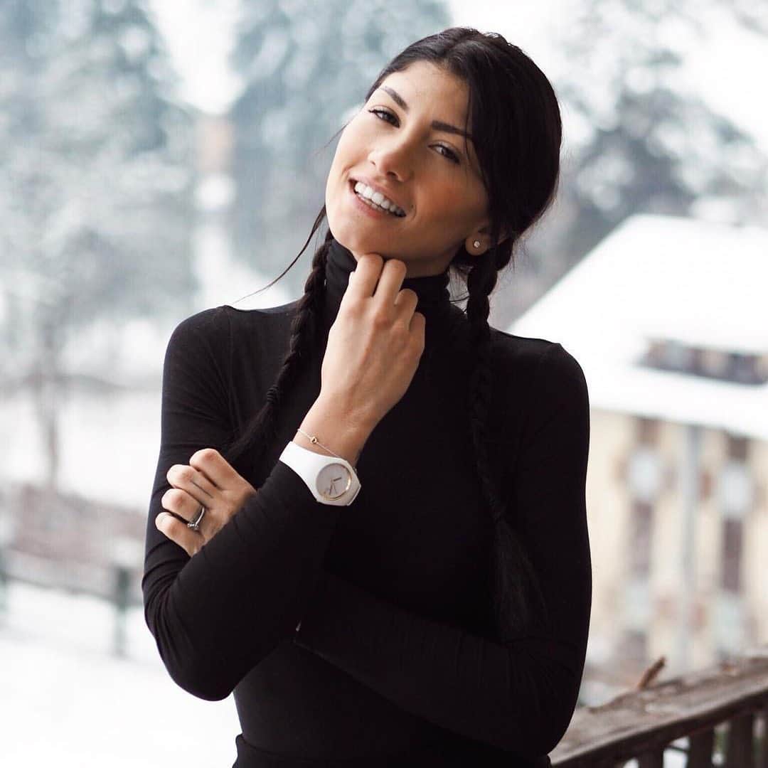 のインスタグラム：「Snowflakes are kisses from heaven ❄️🥶 (📸 @giolucini) #icewatch #changeyoucan #iceglam #style #winter #snow #happiness #lifestyle #women #chic」