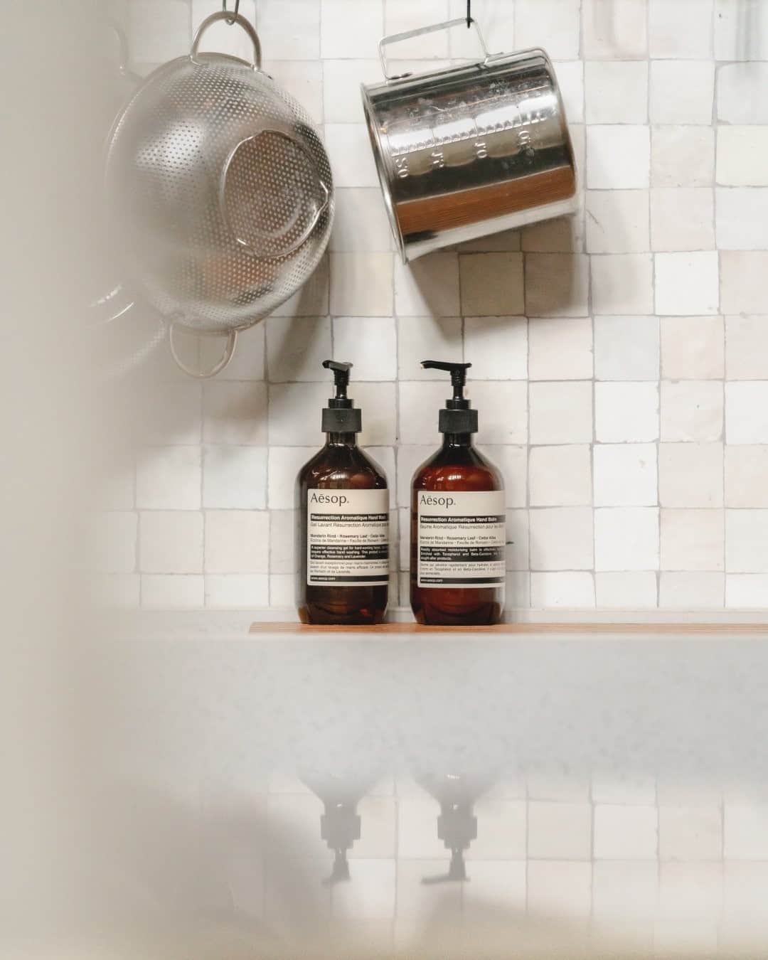 MR PORTERさんのインスタグラム写真 - (MR PORTERInstagram)「We're still washing our hands more than ever—and it can take its toll. However, @aesopskincare's iconic Ressurection duo are doing their best to help our hands clean and smooth—and it smells amazing too. Tap to shop.  #MRPORTERatHome  Aesop - Resurrection Duet Hand Wash and Balm, 2 x 500ml」1月17日 5時00分 - mrporter