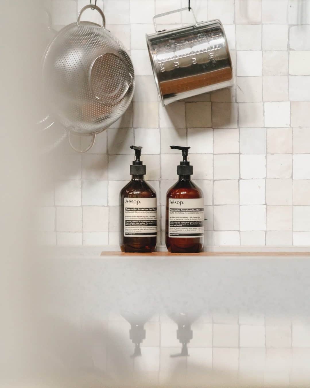 MR PORTERのインスタグラム：「We're still washing our hands more than ever—and it can take its toll. However, @aesopskincare's iconic Ressurection duo are doing their best to help our hands clean and smooth—and it smells amazing too. Tap to shop.  #MRPORTERatHome  Aesop - Resurrection Duet Hand Wash and Balm, 2 x 500ml」