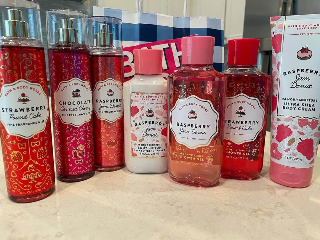 Bath & Body Worksさんのインスタグラム写真 - (Bath & Body WorksInstagram)「Dessert 1st?! Yes, PLEASE! Drop a 🍰 if you agree & stay tuned because we’ve got the yummiest NEW fragrances just for you!」1月17日 5時00分 - bathandbodyworks