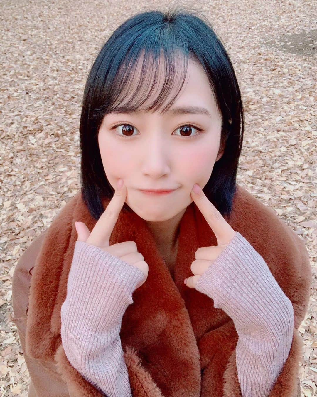 川瀬もえさんのインスタグラム写真 - (川瀬もえInstagram)「おはよう 今日もいい顔で生きましょう  #1日1川瀬#stayhome#stayhomestaysafe#ニット#ニットコーデ#ミニスカート#撮影#グラドル#グラビア#黒髪ボブ #youtube#youtuber#ユニクロ#zara#ユーチューブ#おうち時間#代々木公園#ポートレート撮影#ポートレートモデル#ポートレート#卡哇伊#粉我#你好#时装#时尚#赞#动画#游戏#中日混血#自拍」1月17日 5時02分 - kawasemoe