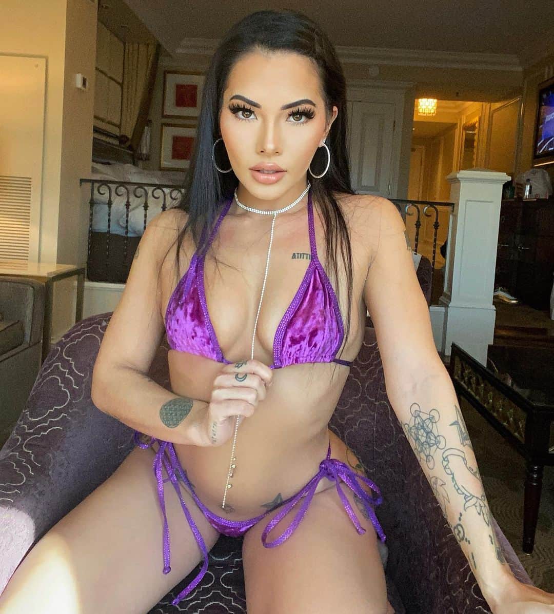 のインスタグラム：「Drop a heart if you love this outfit 💜☺️」