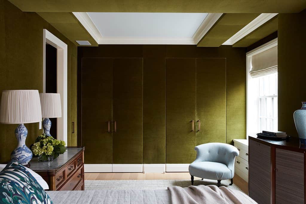 Homepolishのインスタグラム：「Create a soothing sanctuary by extending upholstered walls across closet doors. Interior design by @pappasmirondesign Photo by @_david_land  Check out more pro tips from our designers at the link in bio.」