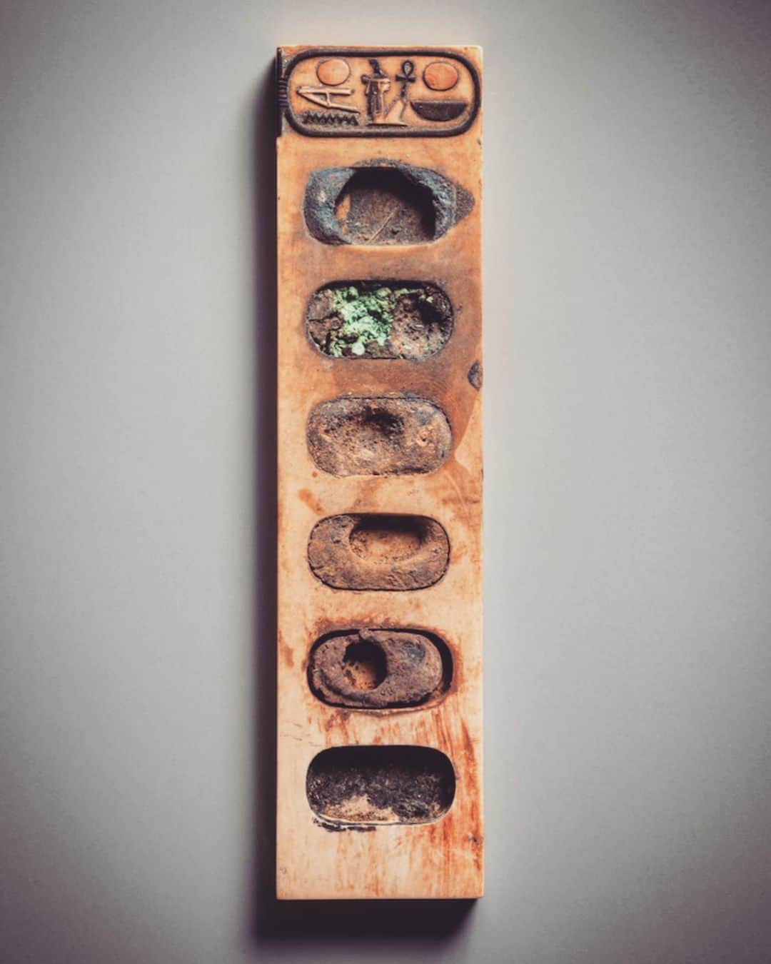 フィオナ・シットのインスタグラム：「3400年前的painting pallet still with pigment preserved in it 🤍🤍🤍🤍🤍🤍🤍🤍 awesome .」
