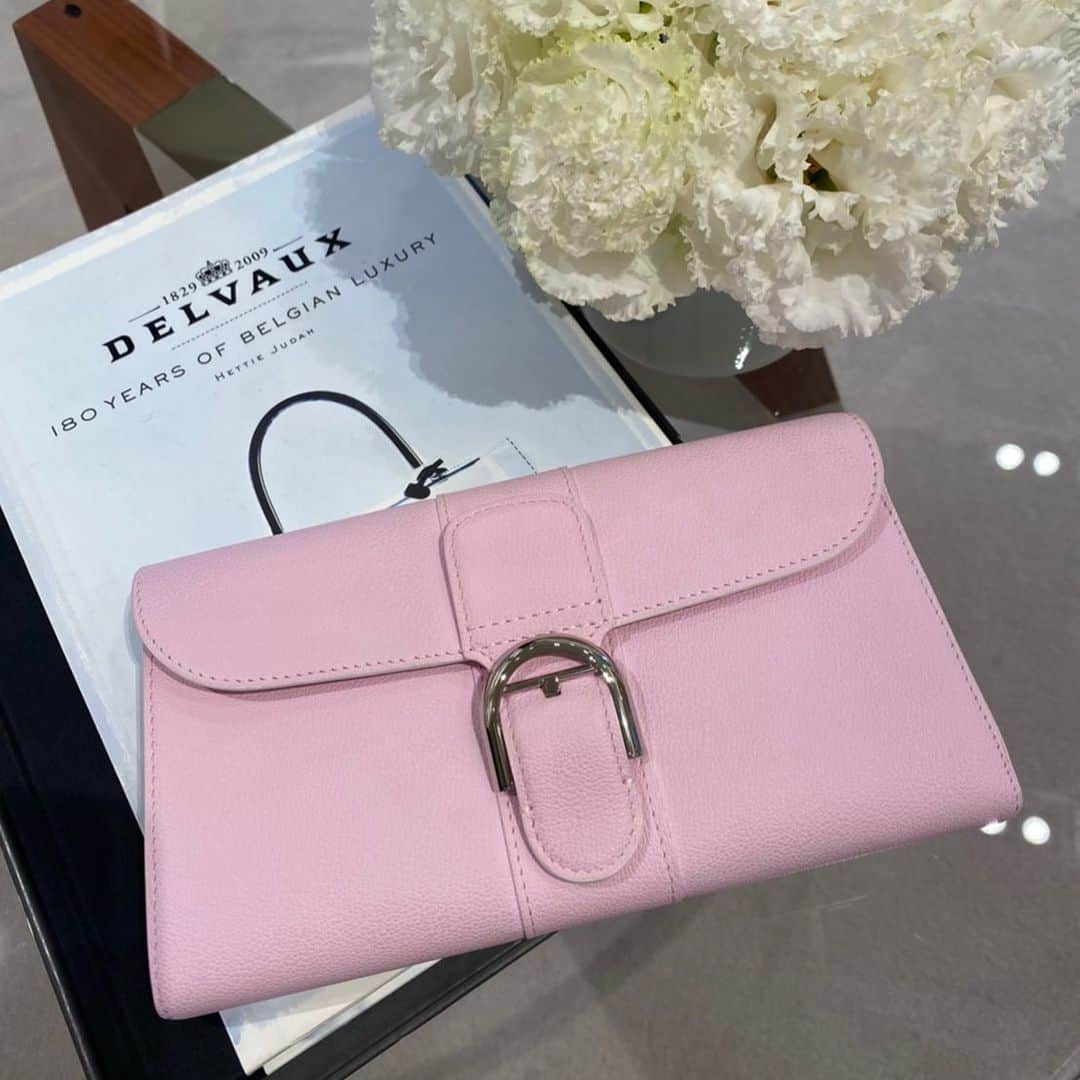 風間ゆみえのインスタグラム：「友人たちが揃いで買っていた @delvaux のお財布。  今年のお財布にはこの青みの淡いピンク色が幸運を呼ぶようです👛  昨年も友人たちと待ち合わせて、開運の財布をお買い物してたな〜　毎年の恒例行事みたいになっていて楽しいのよね✨😄 昨年はみんなそれぞれが自分にピンとくる色を選んで買っていたな。アイスグレー、ホワイト、オリーブグリーン。 私はその頃、便利だからとミニ財布ばかり使っていたところ、お札は折っちゃだめよ。というアドバイスを素直に聞き入れ久しぶりに長財布に変えたのだけど、長財布は意識がキリッとする感じがして確かにいいね。  一粒万倍日と天赦日が重なった良き日に、みんなが出かけた @delvaux 。このときめくピンク色にはしゃいだ気持ちになっていたのに、ヘアスタイルを変え未だ落ち着かないでいる(笑) 私にはなんとなく似合わない気がしてしまって、今年は別の色をえらんだの。  しかしながら… このなんともフレッシュで、うっとりしちゃう淡い桜色🌸" あと1週間もしたらヘアスタイも馴染んで欲しくなってしまいそうだわ…笑」