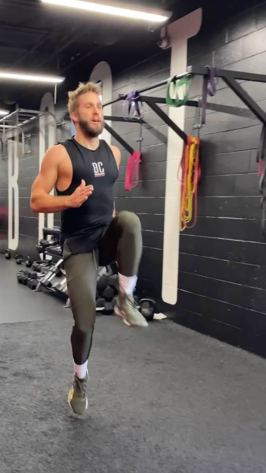 ショーン・ブースのインスタグラム：「Saturday’s at BC are one of my fav days b/c we get to practice athletic movements. Detailed programming by @mytrainercarmen allows for maximum success in the room 💪🏼 . Today, for example, involved low repetitions of highly focused exercises paired w/ recovery & active stretching. #BOOTHCAMPteam #happyfeet」