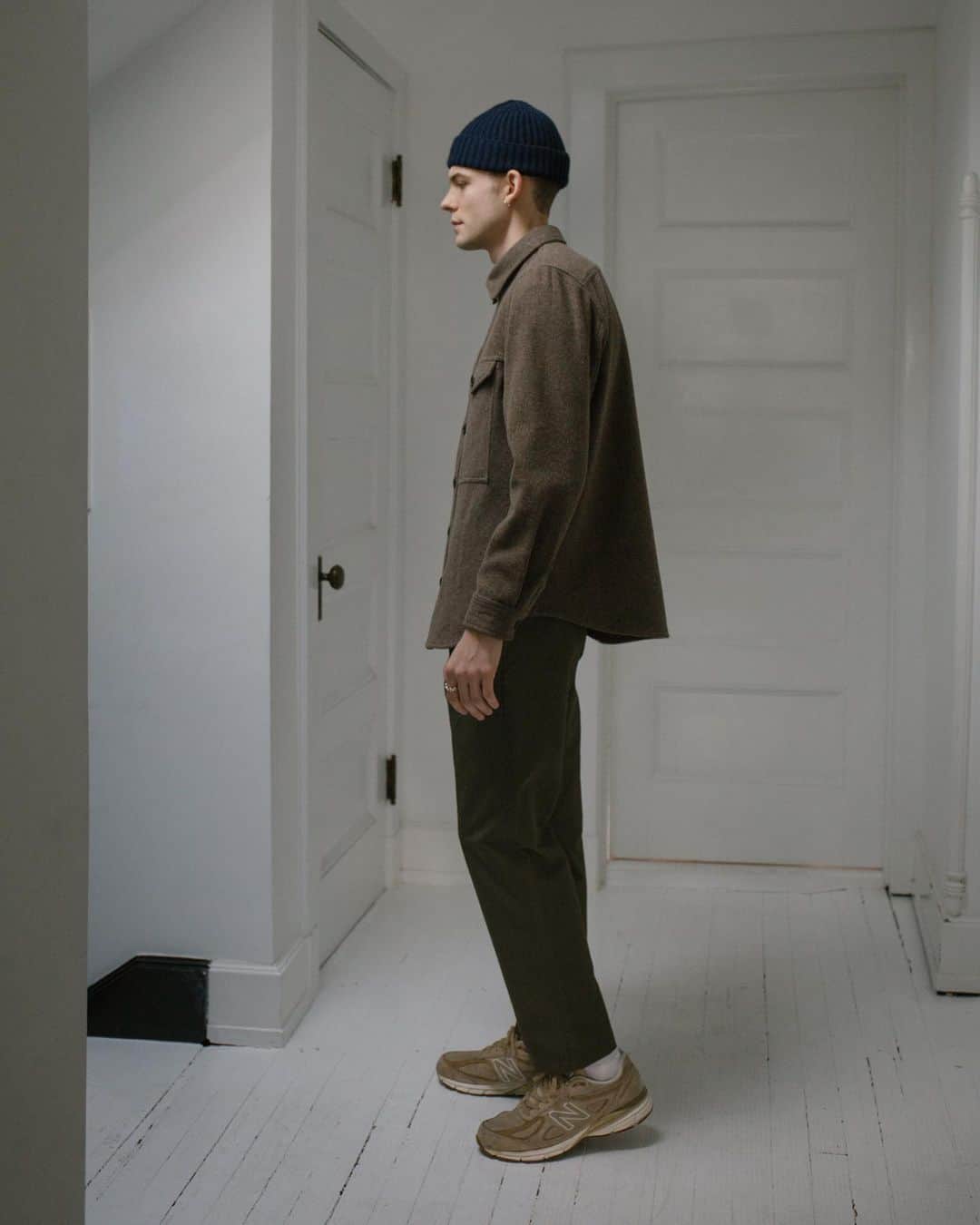 スティーブンアランのインスタグラム：「We cut our Double Pocket Shirt Jacket in Prairie, a made in the USA deadstock vintage coating we found at a fabric surplus jobber. The soft, worn feeling in wool and traditional color reminded our Ecommerce Director of her father’s Alaskan salmon fishing jackets from the 70s that he would wear with just a t-shirt as an extra layer of warmth. The Shirt Jacket in Prairie is the sort of thing you have in your closet for decades because of its practicality and timelessness.」