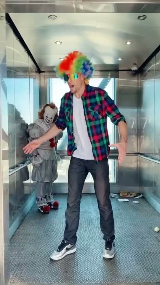 Chadd Smithのインスタグラム：「Who’s the real clown?? 🦾🤡 finally got in on my own challenge 🤣 @twisted_pennywise #nowheretohide #animatronics #pennywise #maddchadd」