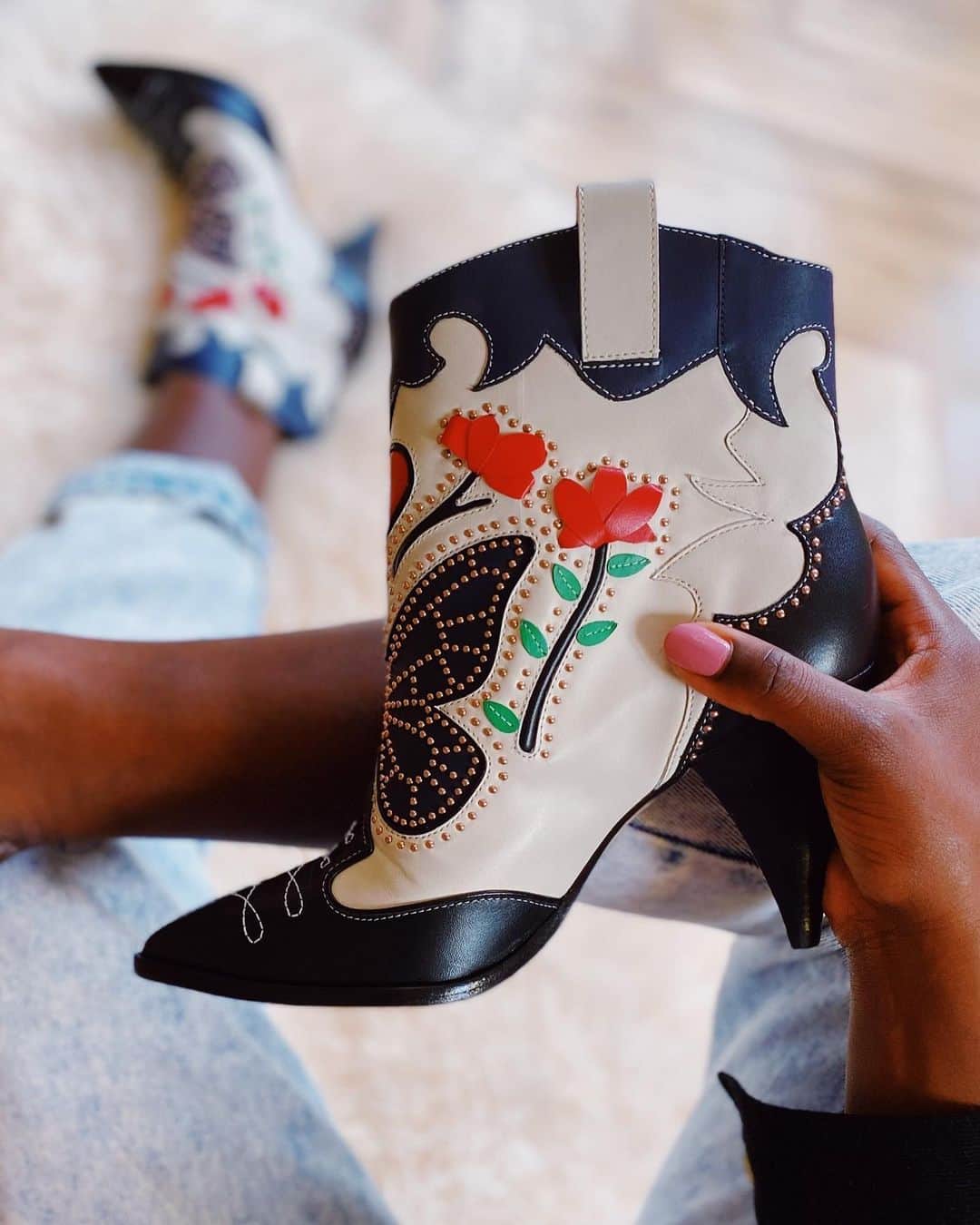 SOPHIA WEBSTERさんのインスタグラム写真 - (SOPHIA WEBSTERInstagram)「'Shelby' is our most detailed, intricate bootie to date 🦋❤️. From the studded butterfly and quilted heart to the hand-worked leather flowers with appliqué leaves - we are so in love with this cutie. 🦋⁣⁣⁣ ⁣ 👉 Swipe to see more of our beautiful western booties! 🌟👢 ⁣⁣⁣ #SophiaWebster #SophiaWebsterBoots」1月17日 5時32分 - sophiawebster