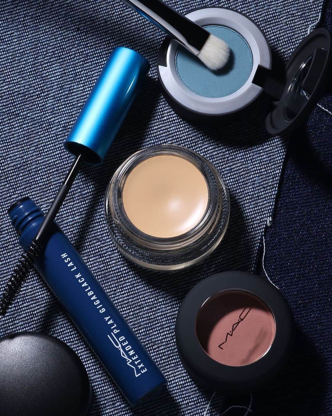 M·A·C Cosmetics Canadaさんのインスタグラム写真 - (M·A·C Cosmetics CanadaInstagram)「Be honest, when was the last time you wore jeans? 🤭 Swap the pants for denim-blue eyes instead! Learn how to get the look with ALL-NEW #MACPowderKiss shades and application tips c/o @mttthw:  👖 Start by prepping your lid for crease-proof wear with a swipe of Pro Longwear Paint Pot in Soft Ochre with a clean fingertip. Want more of this eye-conic formula? Check out 18 new shades, available first at @hudsonsbay.  👖 Pat on NEW Powder Kiss Soft Matte Eye Shadow in Good Jeans over the eye lid with a small shader brush.   👖 Blend NEW Powder Kiss Soft Matte Eye Shadow in My Tweedy through the crease and wrap around the upper and lower lash line with a large, fluffy brush.   👖 Finish of with a few generous coats of Extended Play Gigablack Lash Mascara for full volume with some nice definition. PS — This product is Made In Canada!  Regram @mttthw  #MACCosmeticsCanada #MACCanadianOriginal #MACEyes #MACEyeshadow #Eyeshadow #BlueEyeshadow #MakeupTutorial」1月17日 5時33分 - maccosmeticscanada
