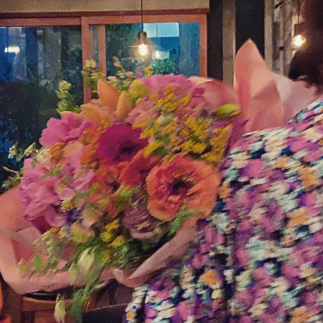 風間ゆみえのインスタグラム：「華やかな花柄のワンピースでバースデーdinnerに💐 @keikosasaki_mylan   かれこれ30年近い付き合いになるよね。 伝えたいことはカードに書いたけど、  いつも楽しくて最高です✨  お誕生日おめでとう‼︎‼︎‼︎  🎂🎉🎁🎈💓 2021, 1.15」