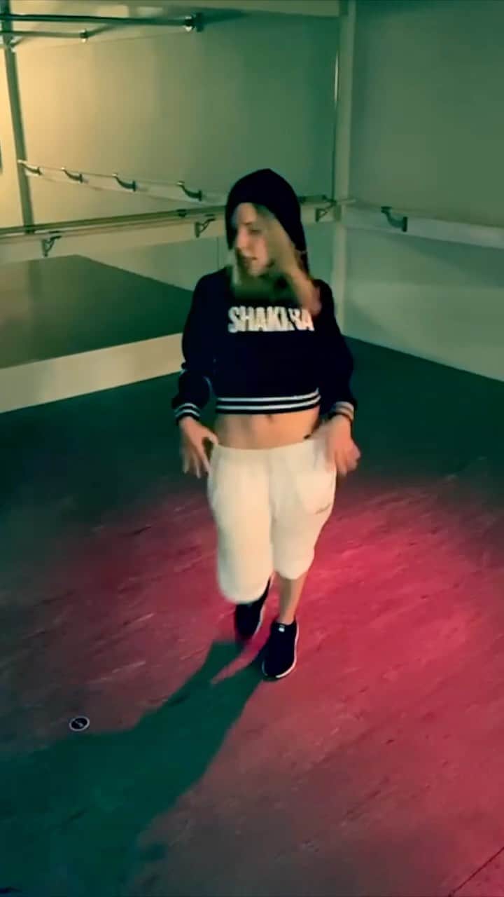 シャキーラのインスタグラム：「Anna Kaiser just had a baby and used the “Girl Like Me” routine to create a workout piece! Love it! Get it girl! @theannakaiser」