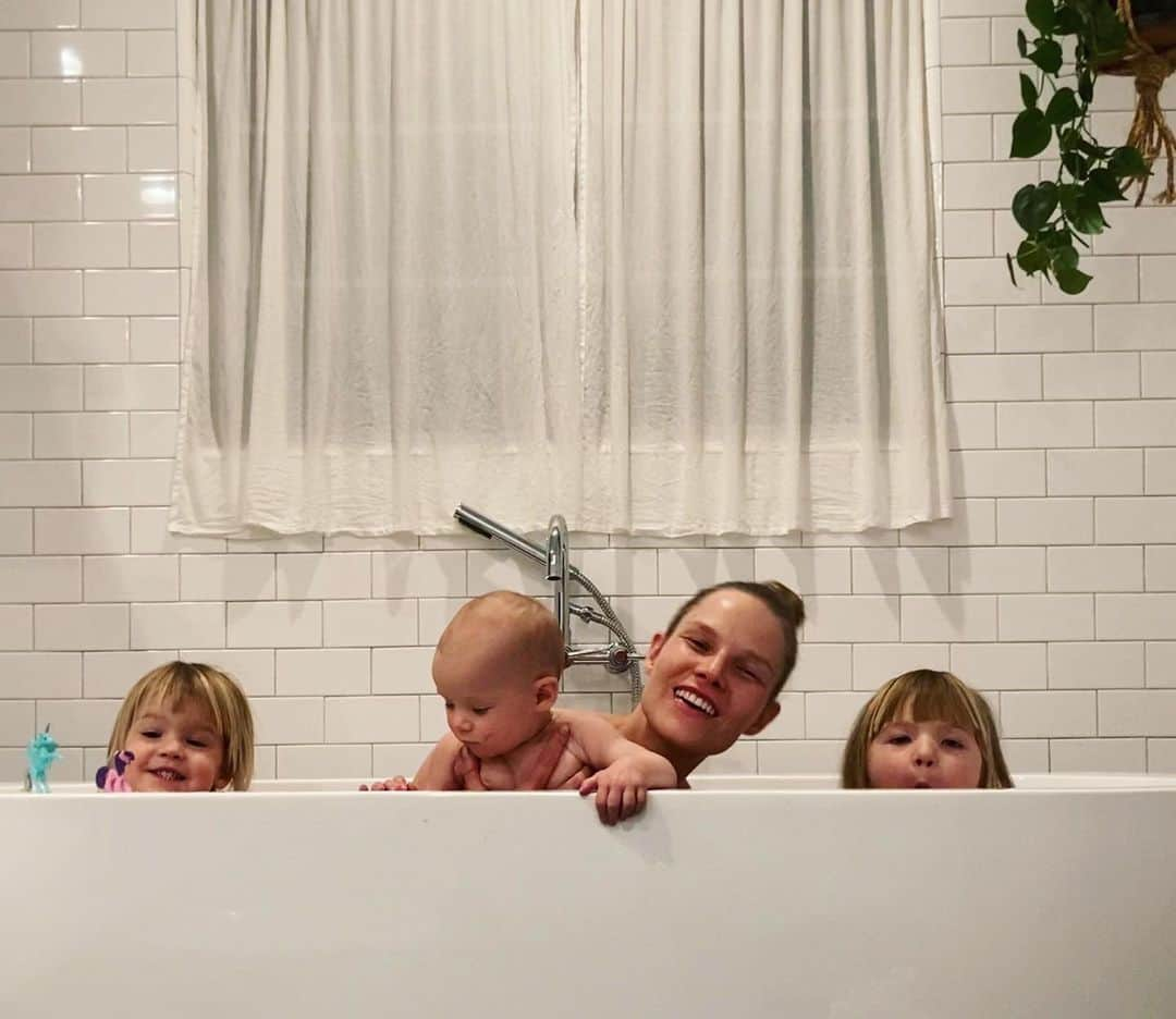 スヴィ・コポーネンさんのインスタグラム写真 - (スヴィ・コポーネンInstagram)「A tub full of silly gooses 💕」1月17日 5時37分 - suviriggs