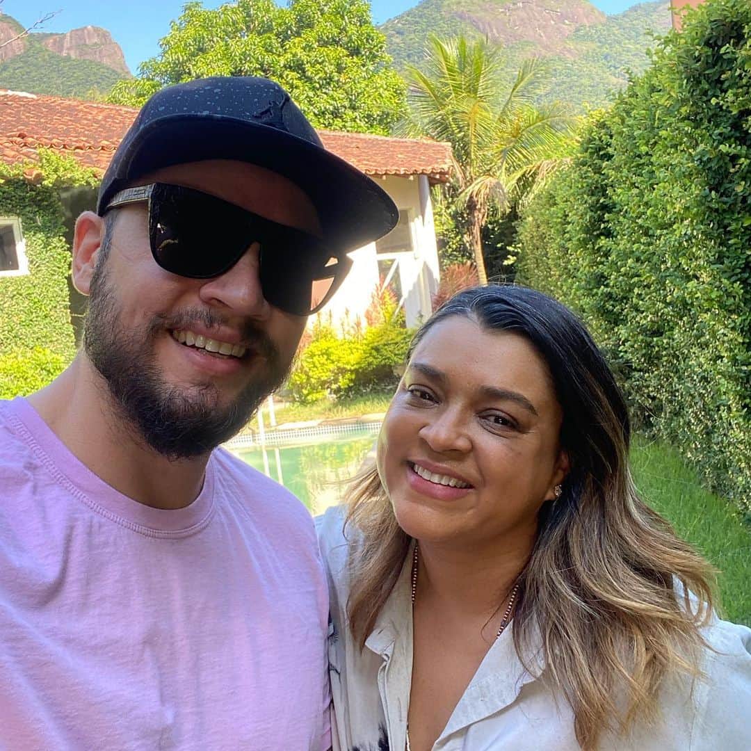 Preta Gilのインスタグラム：「Hoje recebemos as chaves da nossa nova casa, uma promessa de minha mãe Oxum em nossas vidas!!!Estamos muitos felizes e gratos a Deus e os orixás!!!!Agora vamos com tudo porque teremos muita muita 🚧 obra pela frente !!! #mozis4ever #casadosmozis #mozishouse #casaoxumoxaguian #mozisaobra」