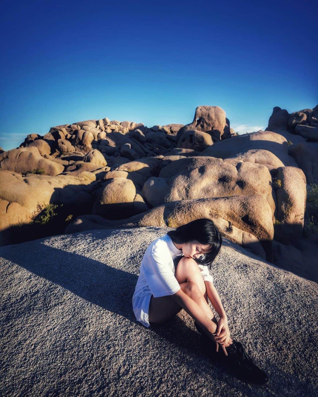 のインスタグラム：「今日もソーシャルディスタンスってます😘あと、お腹減ってます。  #maricahase  #joshuatree  #fxxkcancer  #model #japanesegirl  #penthousepet  photo by @hirohappytour」