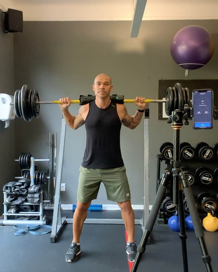 ニウトン・フェヘイラ・ジュニオールのインスタグラム：「🏋️‍♀️ 💪👊...」