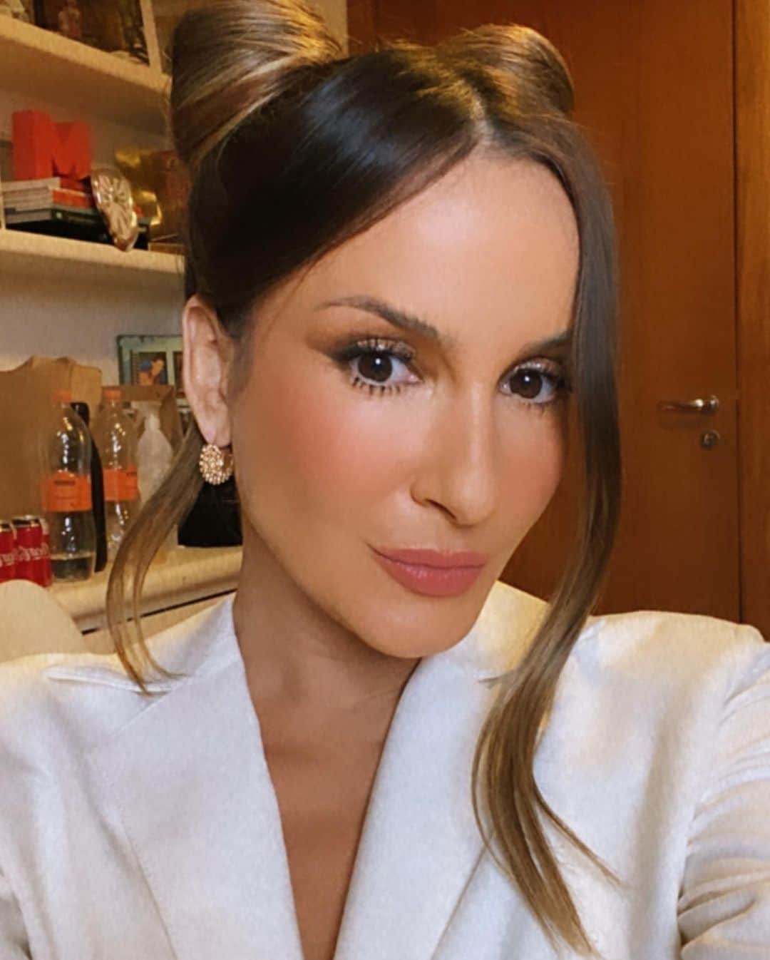 Claudia Leitteのインスタグラム：「O quarto cabelo. A quarta maquiagem. A mesma mulher! 👊🏻 @lavoisier 🤩 @jopaesfashion」