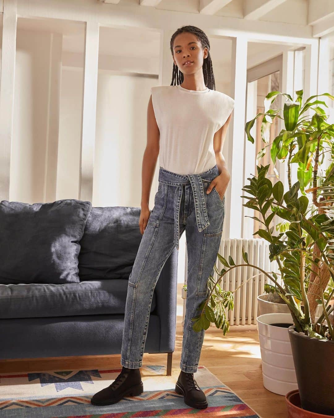 Saks Fifth Avenueのインスタグラム：「Saturdays are all about downtime in denim. Master the art of at-home style with @jonathansimkhai and @aliceandolivia. #SaksStyle」