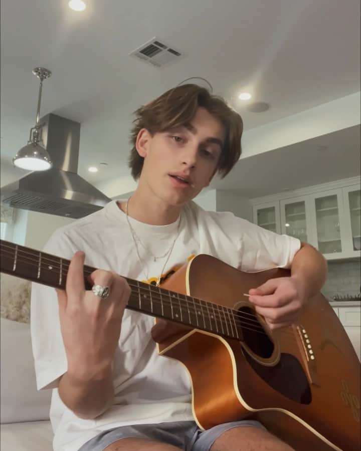 ジョニー・オーランドのインスタグラム：「5 comments & i’ll drop this 1 !!」