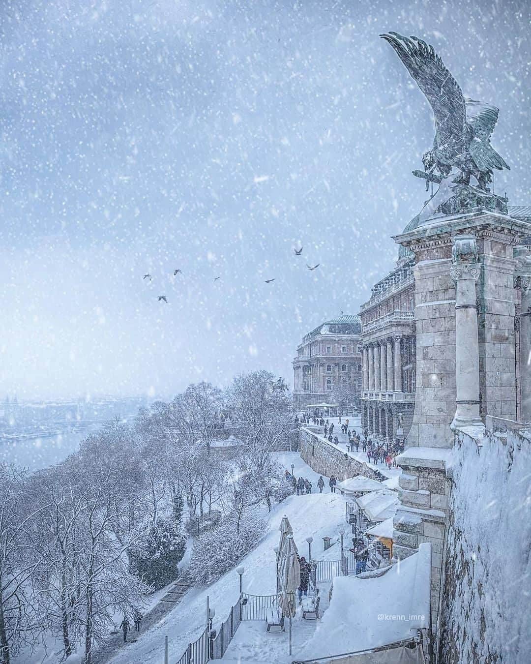 Canon Photographyさんのインスタグラム写真 - (Canon PhotographyInstagram)「Snow in Budapest ❄️ Photography // @krenn_imre Curated by @steffeneisenacher  #budapest #hungary #budapesthungary #snow #wintertime」1月17日 6時34分 - cpcollectives