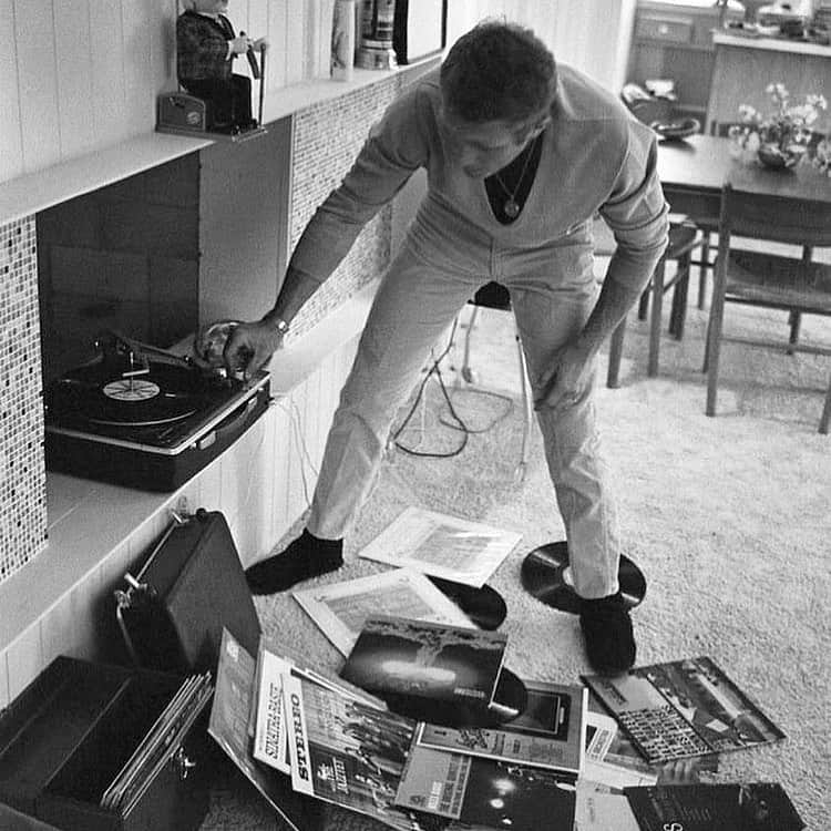 シービーズのインスタグラム：「It’s a hanging at home and listening to old records kind of weekend...featuring our forever style inspiration Steve McQueen.   #letsgetcasual」