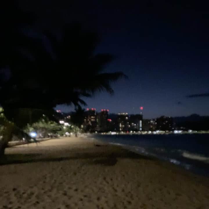 のインスタグラム：「Learn the unforced rhythms of grace.  朝活スイム スイムというよりSea Walk 😊  全身をほぐしてくれました。  #朝活　 #アラモアナビーチ #ハワイ暮らしのお土産選び」