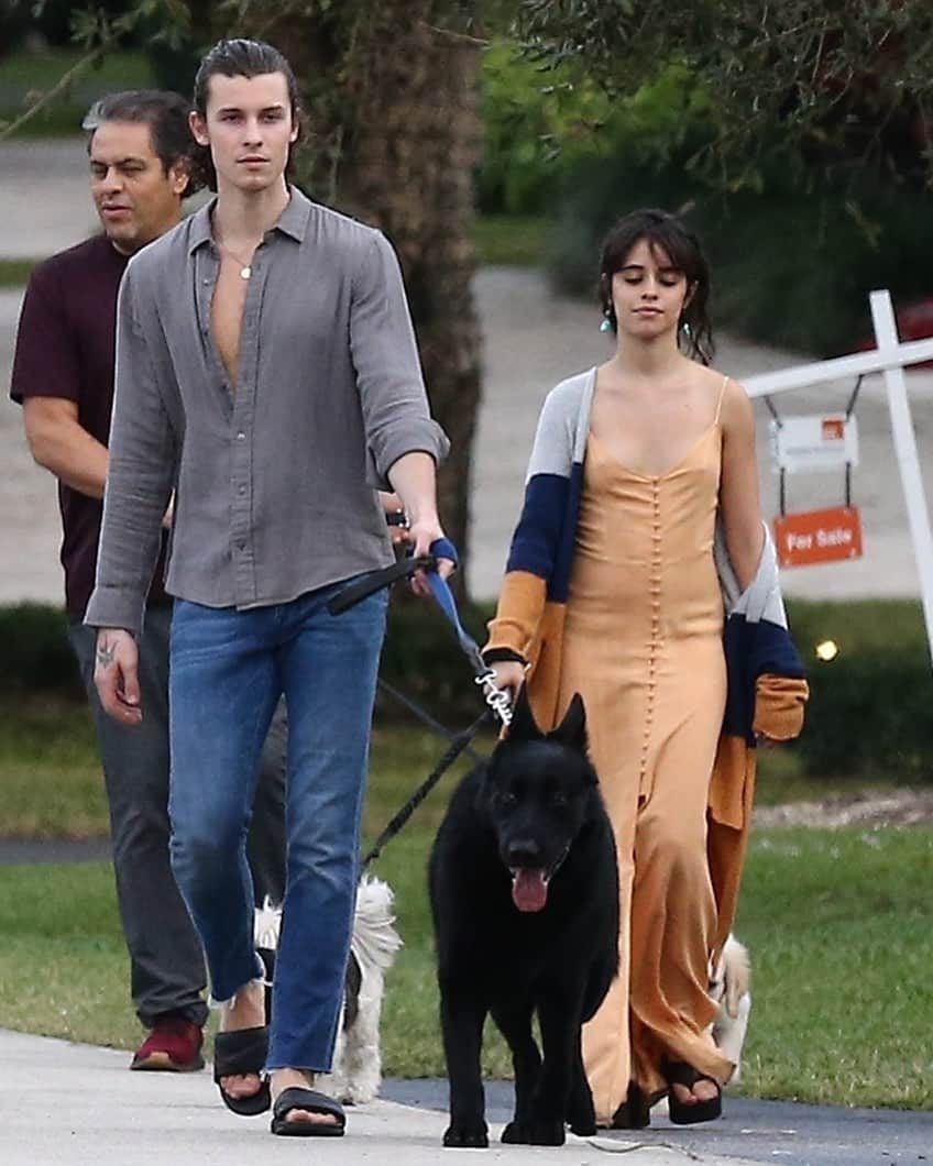 Just Jaredさんのインスタグラム写真 - (Just JaredInstagram)「@shawnmendes and @camila_cabello were spotted on a walk with their dogs on Saturday afternoon in Florida. We have lots of great pics now on our site! #ShawnMendes #CamilaCabello Photo: Backgrid」1月17日 6時55分 - justjared