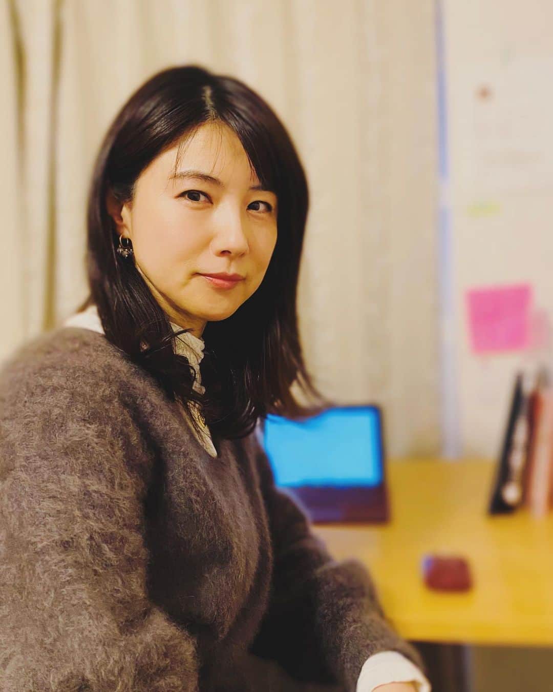 のインスタグラム：「昨日とほぼ同じ、リモート出演待機中。  まもなくJFN系「Sunday Flickers」に出演します。  #中江有里  #サンデーフリッカーズ」