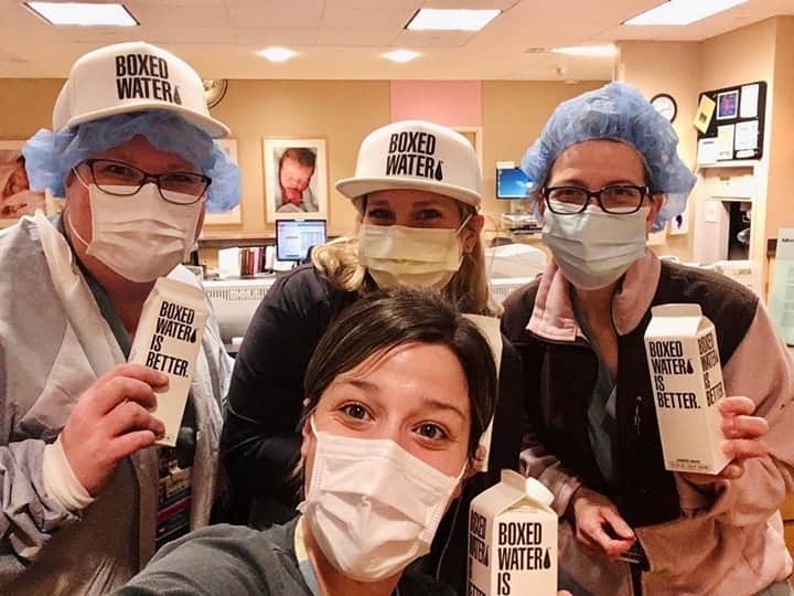 BoxedWaterさんのインスタグラム写真 - (BoxedWaterInstagram)「Doing our best to keep healthcare heroes hydrated! Thank you for all your amazing hard work and your big hearts! ❤️ 📷: @chiparksfdn」1月17日 7時08分 - boxedwater