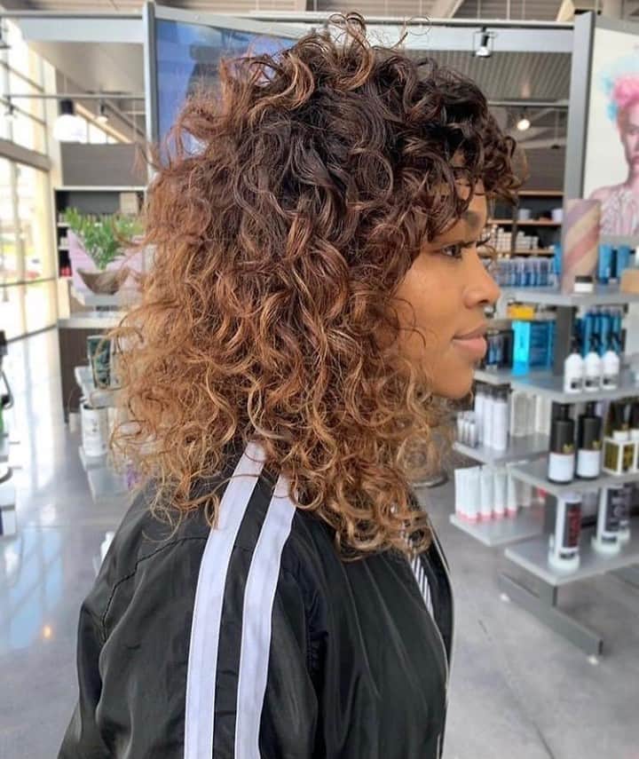 CosmoProf Beautyさんのインスタグラム写真 - (CosmoProf BeautyInstagram)「Paul Mitchell #TeaTreeHairCare Lavender Mint = MAGIC for curly clients'✨  @hairbypaulaperalta used Paul Mitchell Tea Tree - Lavender Mint Moisturizing Shampoo and Conditioner to lock in moisture and define curls!  SAVE up to 31% on Paul Mitchell Tea Tree liters this month at Cosmo Prof! Don't forget, Same Day Delivery available. SHOP via #LinkInBio  #repost #paulmitchell ⁣⁣⁣⁣#paulmitchellpro #paulmitchellus #cosmoprofbeauty #licensedtocreate #curlynatural #curlyhairstyle #curlyhairstyles #curlyhaircare #curlybeauties #curlygirl #naturalcurls #naturallycurly #texturedhair #naturalhairstylist」1月17日 7時00分 - cosmoprofbeauty