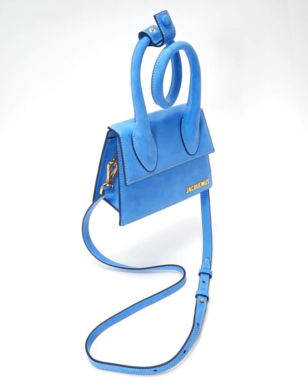 エルエヌシーシーのインスタグラム：「Le Chiquito from Jacquemus is updated with the blue nubuck Noeud design, featuring a distinct top handle that can be unwrapped for a longer drop.  Shop the Le Chiquito Noeud Handbag in four colourways. @jacquemus」