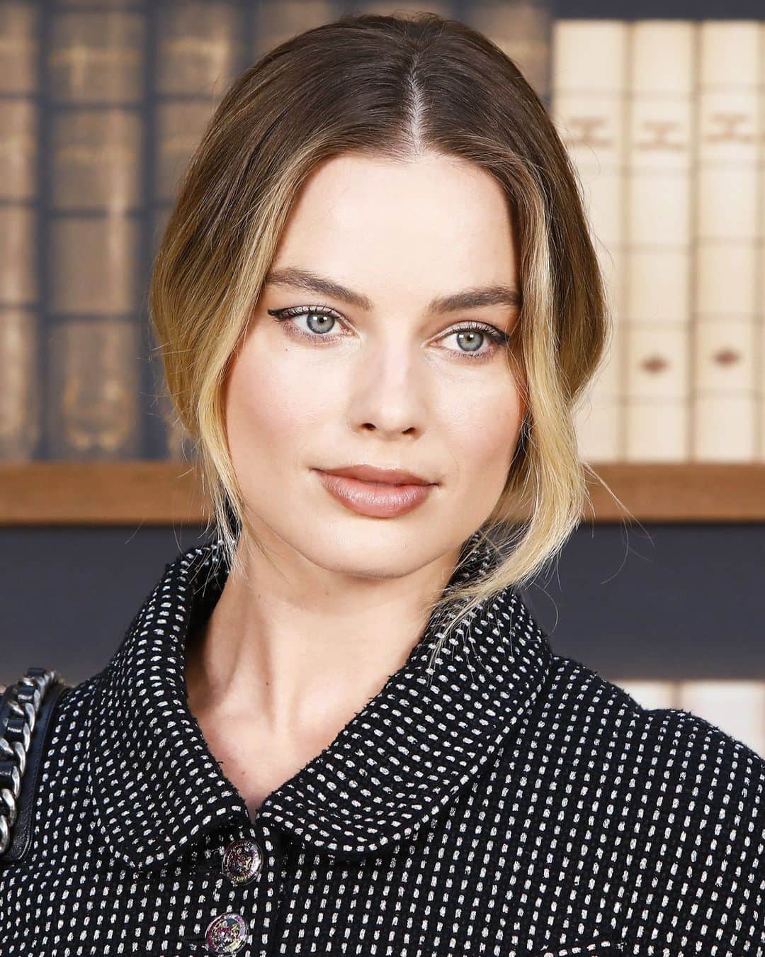 Vogue Australiaさんのインスタグラム写真 - (Vogue AustraliaInstagram)「Although we're more used to seeing her looking glamorous and put-together (exactly as she is here, front row at Chanel in 2020), #MargotRobbie isn't afraid to go to extremes for a role. For her role in 'I, Tonya,' Robbie not only altered her appearance with facial prosthetics but also suffered a herniated disk in her neck from her ice skating training (ouch!). And she isn't the only one to fully commit for a movie. At the link in bio, 9 of the wildest things celebrities have done for film roles.⁣ ⁣ 📷 Getty Images」1月17日 7時00分 - vogueaustralia