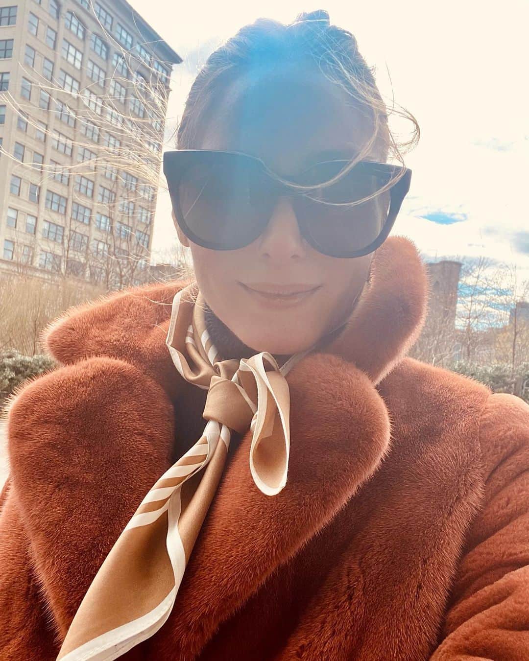オリヴィア・パレルモのインスタグラム：「A peek of sunshine! 💁‍♀️☀️ Happy weekend everyone! 💃🏼💕😊」
