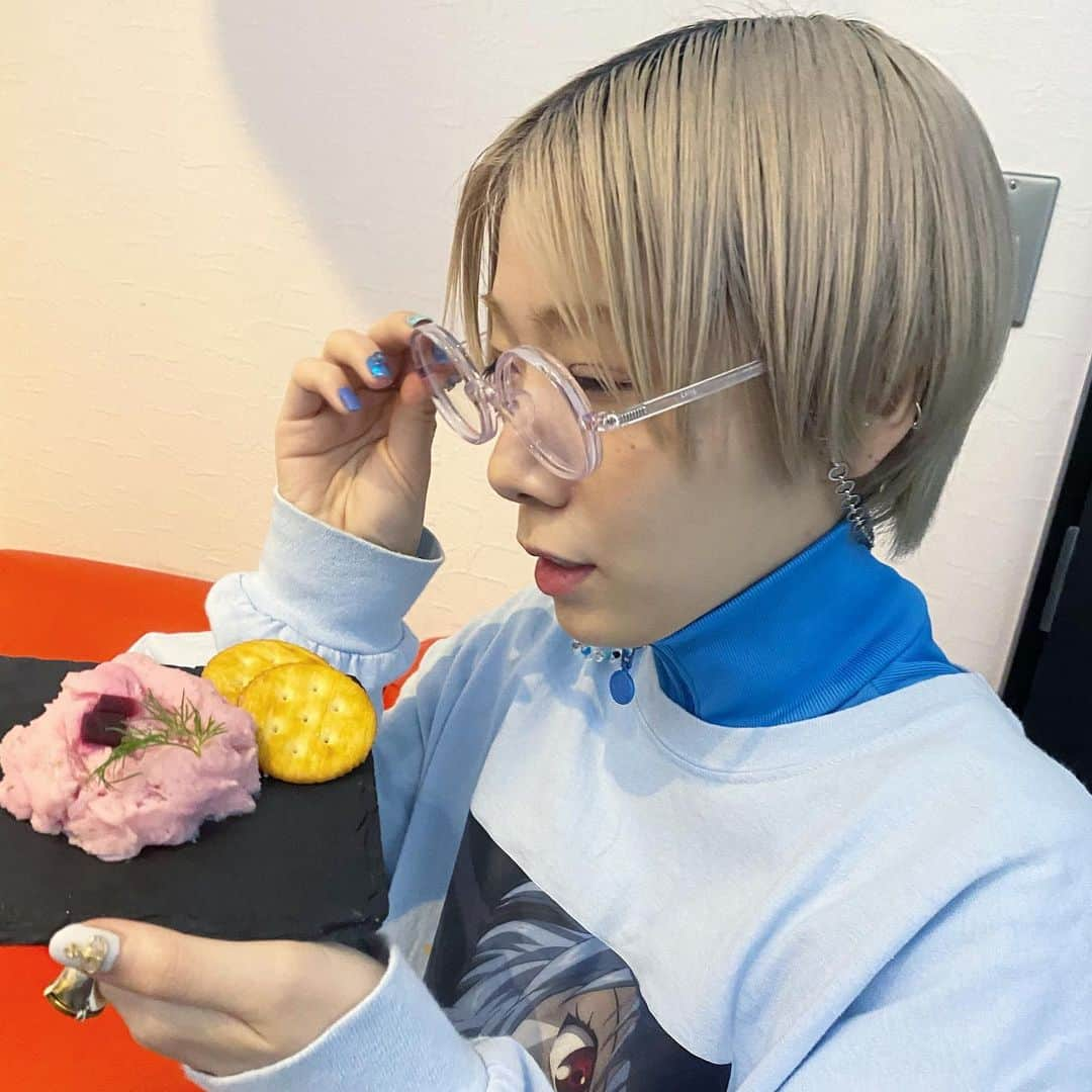 コショージメグミのインスタグラム：「🍑🧠👩🏻‍🎤👛🐽🧢🧞‍♂️🥶🤖🦕  でか美さんのマッシュポテトピンク色  #ビーズアクセサリー  #自分で作った」