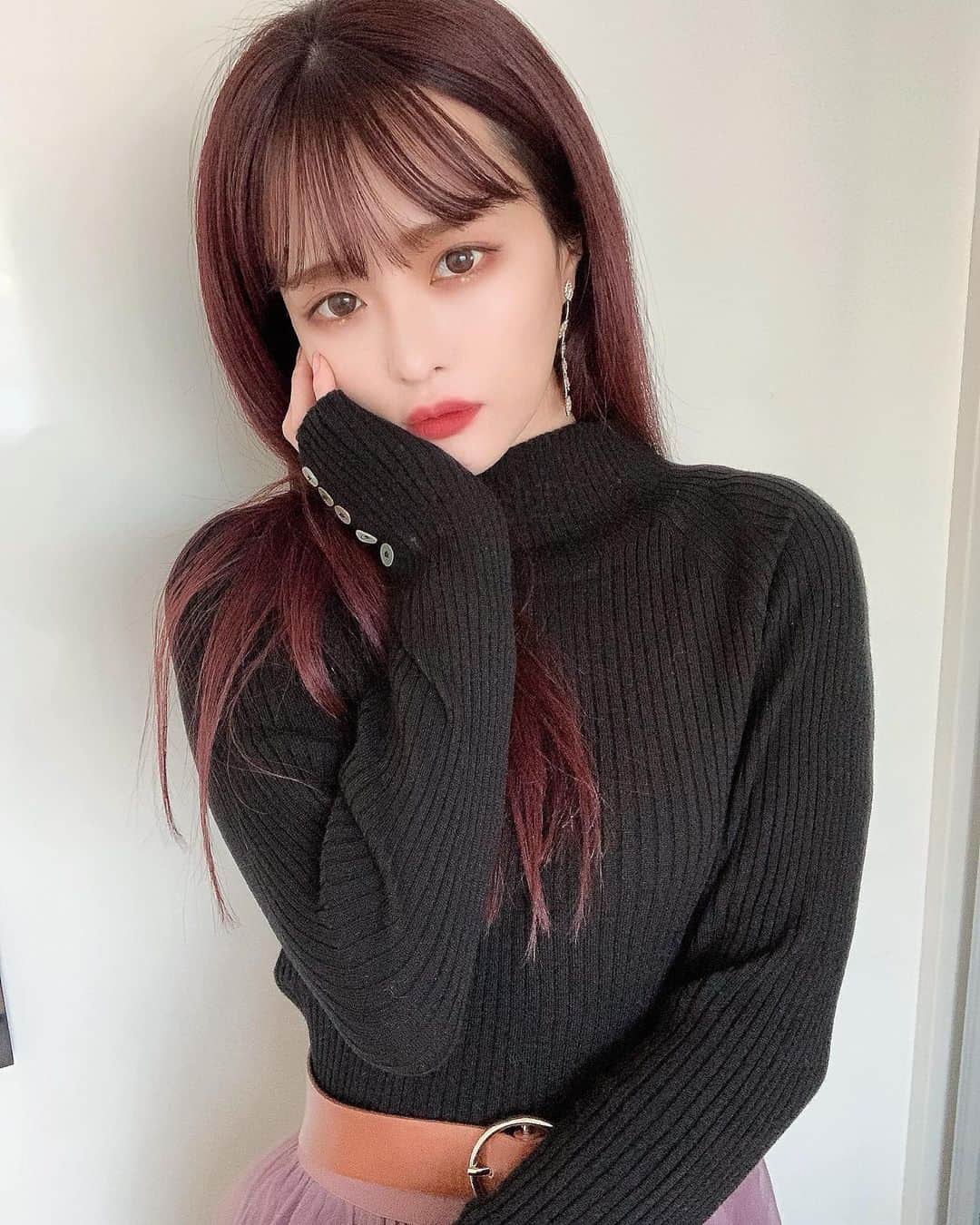 のインスタグラム：「たまには大人の女性のめるもいいでしょ？笑 袖のシェルボタンがかわいすぎるんよ🥺ྀིྀི ピチッと感がきになったけど、Lにしたら全然やし 袖が萌え袖になって女子力アップできますおすすめ❕♥️  ( @classicalelf_official ) #クラシカルエルフ #classicalelf #エルフコーデ #リブニット #ボトルネック #ハイネックニット #プチプラ #今日のコーデ」
