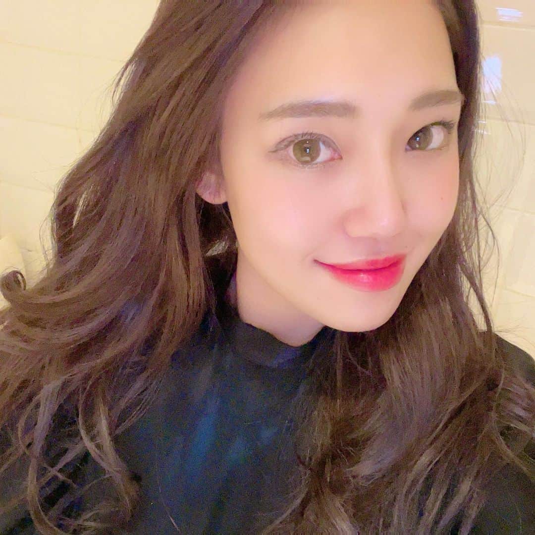 MIYAKOのインスタグラム：「. あけましておめでとうございます❤️(今更) . 帰省することも出来ず、 初詣も未だに行っておりません😊 . 今年も海外絶望的だなーー🦠👎 . 年末に髪の毛暗くしました💇🏼‍♀️ 暗い髪の時は、赤の口紅💄✨ . #あけましておめでとうございます #2021 #今更 #写真はイメージです #もう一度言います #写真はイメージです」