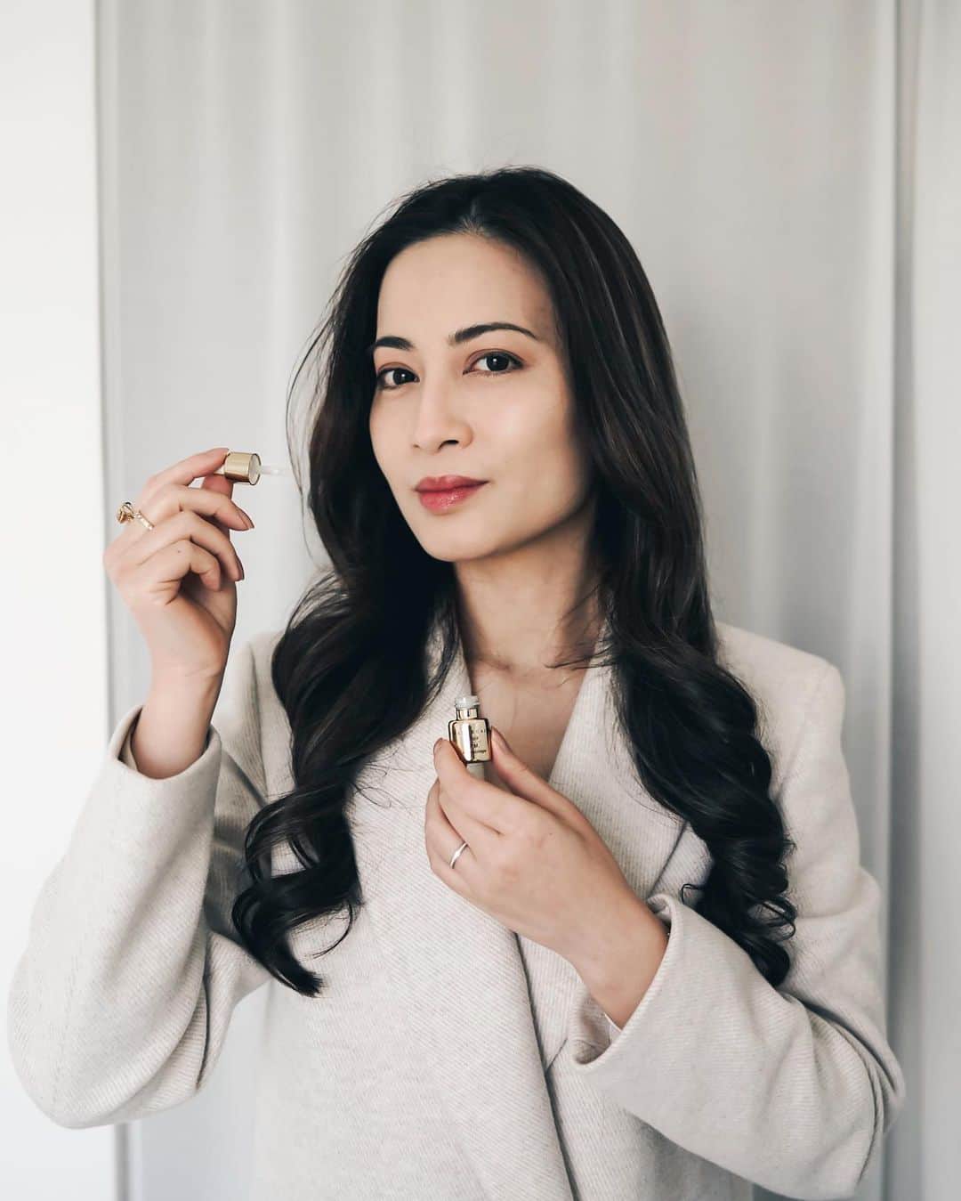 Ruby Kwanのインスタグラム：「Gold ⭐️ is a natural element that’s not only can be made as beautiful jewelry, but also an element for luxury skincare.  The @Chantecaillehk Gold Recovery Intense Concentrate P.M. is an innovative night concentrate, which uses the incredibly effective Gold Heptapeptide as their base, combining peptides and botanicals. The supercharged formula targets the appearance of dullness, hyperpigmentation, fine lines, fatigue and firmness, leaving our skin with visible renewed smoothness, clarity, and radiance. Use one bottle a week for four weeks as a 28-day regenerative treatment. Start using today and you will have a gold standard skin by Chinese New Year.  To further indulge into the power of gold, put on the Gold Recovery Mask two to three times a week. It is a rich, multi-tasking mask infused with powerful ingredients that moisturize and soothe our skin. Infused with 24k gold, silk extracts and blackcurrant seed oil, a luxurious mask to deliver a more toned, firmer looking skin, and a glowing, visibly renewed complexion.  Also, @Chantecaille products are cruelty free. It certainly becomes my choice and my favourite. #rougeclosetbeauty  #Chantecaillehk #Chantecaille #GoldCollection #GoldRecoveryIntenseConcentratePM #RollsRoyceofSkincare #NewGoldHeptapeptide #NewHexapeptideAmplified #Aromacologie #NightConcentrate #PotentBooster #CrueltyFreeBeauty」
