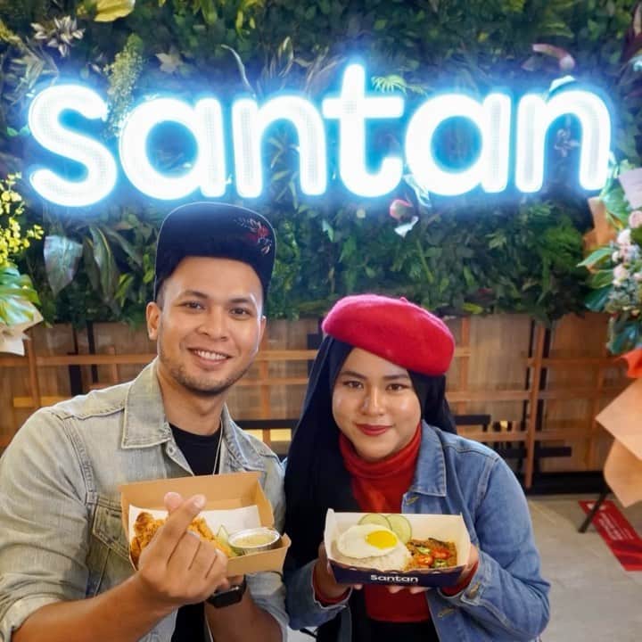 エアアジアのインスタグラム：「Staying at home and don't know what to cook? 💚❤️  Worry not! We are delivering Santan meals right to your doorstep for FREE!!  Order now from our friend @airasiafood through bit.ly/aaf-santan and the delivery charges will be automatically deducted! #santangotyou  Below here are the operating hours for the outlets:  Santan Sogo: 10am to 6pm Santan I63 Mall : 9am to 8pm Santan Nu sentral: 10.30am to 8pm Santan IOI City Mall Putrajaya: 9am to 8pm Santan PKNS Shah Alam: 8am to 8pm Santan Aeon Shah Alam: 10am to 8pm Santan KL East : 10am to 8pm  *T&C apply. Free delivery up to 15KM at a max cap of RM10」