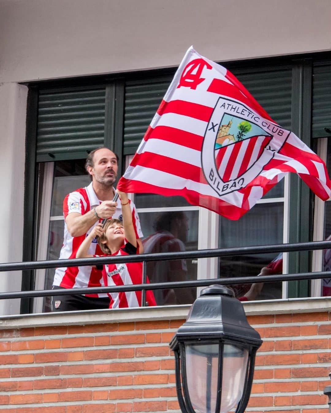 アスレティック・ビルバオさんのインスタグラム写真 - (アスレティック・ビルバオInstagram)「📢 ¡¡Que nos sientan en Sevilla!! Handik entzungo digutelako!! 🔴⚪  ¿Cómo vas a vivir la final de esta noche? Menciónanos en tu story y compartiremos las más originales 🏟️  𝗔𝘂𝗽𝗮 𝗔𝘁𝗵𝗹𝗲𝘁𝗶𝗰!! #BiziAmetsa 💭  #Supercopa 🏆 #AthleticClub 🦁」1月17日 17時58分 - athleticclub